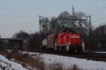 294 832-1 mit einem Gterzug in Neuss-Weienberg am 05.01.2011