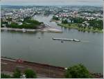 - An Mosel und Rhein - Die Stadt Koblenz mit dem Deutschen Eck bietet eine schne Kulisse fr die Rheinseilbahn und den Gterzug, welcher den Bahnhof Koblenz-Ehrenbreitstein am 24.06.2011 gerade erreicht. Das Deutsche Eck ist das Wahrzeichen der Stadt Koblenz und ein bedeutender Anziehungspunkt fr Touristen. Seit 2002 ist das Deutsche Eck Teil des UNESCO-Welterbes Oberes Mittelrheintal, des Weiteren ist es ein geschtztes Kulturgut nach der Haager Konvention Das Deutsche Eck ist eine knstlich aufgeschttete Landzunge an der Mndung der Mosel in den Rhein. Im Jahr 1897 wurde hier ein monumentales Reiterstandbild des Deutschen Kaisers Wilhelm I. errichtet, das als Denkmal fr die Deutsche Reichsgrndung 1871 konzipiert war. Der Sockel des im Zweiten Weltkrieg schwer beschdigten Standbildes diente von 1953 bis 1990 als Mahnmal der Deutschen Einheit. Eine Nachbildung der Skulpturengruppe wurde 1993 nach vorausgegangenen kontroversen Diskussionen wieder auf dem Sockel angebracht. Zur Bundesgartenschau 2011 erfuhren die auf das Deutsche Eck zulaufenden Rhein- und Moselpromenaden umfangreiche Modernisierungsmanahmen. Der Sockel des Reiterstandbildes musste 2009 ebenfalls wegen Schden saniert werden. Der Vorplatz des Denkmals wurde zur Bundesgartenschau erneuert, er bleibt aber whrend der Veranstaltung frei zugnglich. Nahe dem Denkmal befindet sich die Talstation der als Attraktion zur Bundesgartenschau errichteten Rheinseilbahn, Deutschlands grter Seilbahn. (Jeanny)