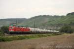 MEG 605 und 804 fahren am 3. August 2011 um 11:48 Uhr mit einem Gterzug durch Himmelstadt