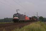 ES 64 U2-034 + 152 044-4 mit einem gemischten Güterzug in Reindorf am 04.08.2011
