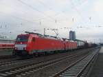 186 333-1 und 186 324-9 ziehen einen gemischten Güterzug am 20.10.2011 durch Kaiserslautern hbf