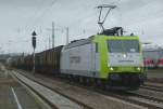 185 542-8 von Captrain zieht einen Leerkokszug am 26.04.2012 durch Kaiserslautern