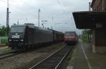 185 546-9 der OHE ist mit einem Schiebewandwagenzug am 01.06.2012 in Ladenburg