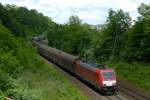 186 334-9 ist mit einem Schiebewandwagenzug am 14.06.2012 im Deutschmhlental bei Saarbrcken