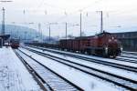 Kurz bevor die Sonne unterging und das Licht deutlich schwcher wurde konnte die 294 705 mit einem Gterzug im Bahnhof Bruchsal aufgenommen werden. Der Zug stand einige Minuten und das machte erst dieses Bild mglich. Aufgenommen am 21.01.2013.