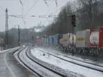 Ein Güterzug, angeführt von 185 051 , durchbraust am 26.03.2013 den Haltepunkt Geislingen-West.