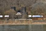 Private BR 185 mit Gterzug kreuzt die Brcke (Brckenpfeiler) von Remagen (rechtsrheinisch) - 08.03.2013