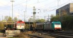 Die Cobra 2818 kommt aus Richtung Kln,Aachen-Hbf mit einem langen Papierzug aus Kln-Gremberg nach Zeebrugge(B) und fhrt in Aachen-West ein, und im Hintergrund steht eine Class 66 DE6312  Alix  von Crossrail mit Motor an in der Abendsonne am 23.4.2013. 