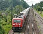 185 224 mit Containerzug. Interessant die zweite 185 mit gesenkten Stromabnehmern, also keine Doppeltraktion; am am 15.6.13 auf der Rheinbahn (Baden) vor Oftersheim