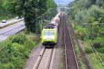 185 550-1 von Captrain kommt aus Richtung Koblenz mit einem langen Papierleerzug aus Italien nach Dortmund und fhrt in Richtung Kln auf der Rechten Rheinstrecke (KBS 465) bei Bad-Honnef bei Sommerwetter am 15.8.2013.