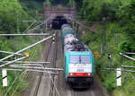 Die Cobra 2820 kommt aus dem Gemmenicher-Tunnel raus mit einem Güterzug aus Antwerpen-Noord(B) nach Köln-Gremberg(D) und fährt nach Aachen-West und rollt die Gemmenicher-Rampe herunter nach Aachen-West. 
Aufgenommen in Reinartzkehl auf der Montzenroute. 
Am 8.8.2016.