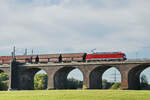 Hier zu sehen die DB-Elektrolokomotive 189 047-4, welche Ende September 2025 einen Güterzug über die Duisburg-Hochfelder Eisenbahnbrücke zog.