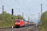 DB Cargo 152 026 mit KLV-Zug auf der linken Rheinstrecke in Richtung Köln (Urmitz, 12.04.2018).