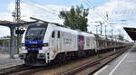 HHPI - Heavy Haul Power International GmbH, Erfurt [D] mit ihrer Eurodual Lok  20-04  [NVR-Nummer: 90 80 2159 204-7 D-RCM] und einem Schüttgutwagenzug am 17.07.23 Durchfahrt Bahnhof Falkenberg