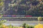 Eine Lok der Baureihe 187 mit einem Güterzug am Rhein zwischen Bacharach und Oberwesel, 25. Oktober 2025