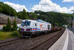 Die SIEMENS Vectron Dual Mode 248 077 (90 80 2248 077-0 D-NRAIL) der BM-Bahndienste GmbH (Karlsruhe) f�hrt am 09 Juni 2026, mit einem Flachwagenzug (4 Drehgestell-Flachwagen der Gattung Rens), durch