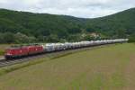 143 344-0 und 156 004.7 sind mit einem Zementzug am 31.07.2012 bei Wernfeld