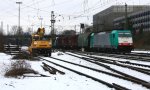 Die Cobra 2808 kommt mit einem Kurzen Coilzug aus Belgien und fhrt in Aachen-West ein im Schnee am Eiskalten 25.1.2013.