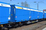 Extra für die blauen innofreigt Schüttgutcontainer umgebaute Drehgestell-Flachwagen (früher mit Niederbindeeinrichtung) vom Einsteller TRANSWAGGON für die Fa.