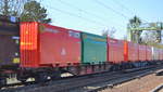 Österreichischer Containertragwagen der Rail Cargo Group (ÖBB) mit der Nr. 31 RIV 81 A -RCW 4575 520-9 Sgnss-Y mit farbigen innofreigt Containern für Holzhackschnitzel u.a. am 02.04.19 Dresden Strehlen.