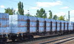 DB Cargo Logistics GmbH mit einem Drehgestell-Flachwagen mit Niederbindeeinrichtungen mit der Nr. 37 RIV 80 D-DBSNI 4723 536-1 Snps 719 beladen mit in Folie eingepacktem Holz der Fa. Holzindustrie Schweighofer am 15.07.18 Bf. Flughafen Berlin-Schönefeld.