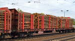 DB Cargo Logistics GmbH mit Drehgestell-Flachwagen für den Holztransport mit der Nr. 37 RIV 80 D-DBSNI 3525 328-5 Roos-t 645 am 04.10.18 Bf. Flughafen Berlin-Schönefeld.