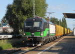 193 752-3 mit Holzzug von Rostock-Bramow nach Stendal-Niedergörne bei der Durchfahrt am Morgen des 14.06.2019 um 07:17 Uhr am S-Bahnhof Rostock-Holbeinplatz