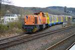 Am 14.04.2021 verlässt Northrail 275 105-5 mit einem beladenen Holzzug den Bahnhof Arnsberg in Richtung Schwerte.