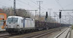 Railpool GmbH  193 813  [NVR-Nummer: 91 80 6193 813-3 D-Rpool], aktueller Mieter? mit einem Stammholztransportzug am 16.11.21 Durchfahrt Bf.
