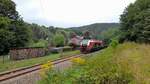 Am 22.8.22 ist 159 227 der EBS am alten Stellwerk von Hennersdorf (Sachs) auf dem Weg nach Zschopau mit einem leeren Holzzug.