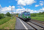 Da ging ein weiterer dicker Fisch ins Netz:
Dieses bunte Siemens-Vectron-Doppel kam so �berraschend um die Ecke gebogen, dass nur schnell das Handy gez�ckt werden konnte.
6193 693-9  Hecht  und 6193 736-6  Marco Polo  transportieren eine Menge Holz entlang der Blockstelle Zscherben Richtung Halle Rosengarten.

🧰 S-Fleet GmbH / ELL Austria GmbH (European Locomotive Leasing), eingesetzt bzw. zur Miete bei der Salzburger Eisenbahn Transportlogistik GmbH (SETG)
🕓 24.5.2025 | 11:38 Uhr