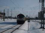 Dank der Info von Stefan Pavel begegnete uns um 14:15 in Rostock Hbf ein leerer Holzzug aus Stendal-Niedergrne, bespannt mit OHE  Blue Tiger  (330090).