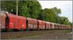 Mit leeren Kalkwaggons geht es nach Wlfrath auf die Angertalbahn. Dieser Kalkzug fhrt gerade durch Lintorf bei Ratingen. Bildlich festgehalten im Mai 2013.