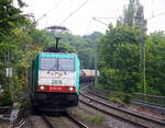 Die Cobra 2816 kommt durch Aachen-Schanz mit einem Kesselzug aus Antwerpen-BASF(B) nach Ludwigshafen-BASF(D) und kommt aus Richtung Aachen-West und fährt in Richtung Aachen-Hbf,Aachen-Rothe-Erde,Stolberg-Hbf(Rheinland)Eschweiler-Hbf,Langerwehe,Düren,Merzenich,Buir,Horrem,Kerpen-Köln-Ehrenfeld,Köln-West,Köln-Süd. Aufgenommen vom Bahnsteig von Aachen-Schanz. 
Bei Sommerwetter am Morgen vom 20.7.2017.