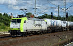 BR 185 542-8 Captrain bei der Durchfahrt am Bahnhof Büchen.