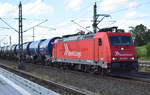 185 582-4 der RheinCargo bei der Durchfahrt am Bahnhof Büchen mit Kesselwagen der Wascosa.