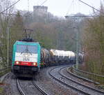 Die Cobra 2826 kommt durch Aachen-Schanz mit einem Kesselzug aus Antwerpen-BASF(B) nach Ludwigshafen-BASF(D) und kommt aus Richtung Aachen-West und fährt in Richtung