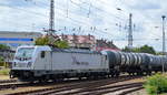 RheinCargo GmbH & Co. KG mit  187 078-1  [NVR-Number: 91 80 6187 078-1 D-RHC] und Kesselwagenzug (leer) Richtung Stendel am 10.07.18 Durchfahrt Bf. Berlin-Lichtenberg.