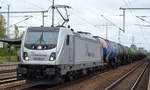 RheinCargo GmbH & Co. KG mit  187 075-7  [NVR-Number: 91 80 6187 075-7 D-RHC] und Kesselwagenzug am 13.09.18 Bf. Flughafen Berlin-Schönefeld.