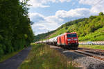 185 019 mit einem Kesselwagenzug bei Gambach Richtung Würzburg, 01.08.2019