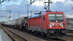 DB Cargo AG [D] mit  187 110  [NVR-Nummer: 91 80 6187 110-2 D-DB] und gemischtem Kesselwagenzug am 19.02.20 Durchfahrt Bf. Golm (Potsdam).