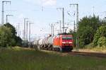 DB 152 081-6 mit Kesselwaggons durch Anklam am 29.05.2020 - Standort nahe Kleingärten am ehem.