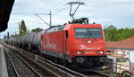 RheinCargo GmbH & Co. KG, Neuss [D] mit  185 587-3  [NVR-Nummer: 91 80 6185 587-3 D-RHC] und Kesselwagenzug am 04.07.20 Berlin-Karow.