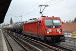 DB Cargo AG [D] mit  187 169  [NVR-Nummer: 91 80 6187 169-8 D-DB] und gemischtem Kesselwagenzug Richtung Rangierbahnhof Seddin am 24.12.20 Berlin Karow.