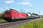 Mit einem Silozug aus der Schweiz fuhr am Nachmittag des 29.05.2020 die AKIEM/RHC 2051 (185 582-4) über die Rheintalbahn durchs Industriegebiet von Buggingen in Richtung Freiburg (Breisgau).