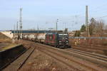 Cargounit E 186 928 zieht am 20.02.2020 einen Kesselwagenzug durch Seelze in Richtung Polen.