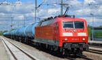 Seit März 2021 nun also auch bei der Bahnlogistik24 GmbH aus Dresden im Einsatz die  120 120-1  (NVR:  91 80 6 120 120-1 D-BLC ) hier mit einem Kesselwagenzug am 19.05.21 Durchfahrt Bf.