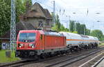 DB Cargo AG [D] mit  187 192  [NVR-Nummer: 91 80 6187 192-0 D-DB] und vier Druckgaskesselwagen Richtung Stendell am 26.05.21 Berlin Buch.