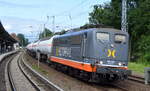 Hectorrail 162.003  Metropolis  (NVR:  91 80 6 151 027-0-D-HCTOR ) mit Kesselwagenzug am 21.07.21 Berlin Buch.
