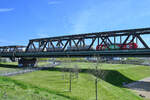 Die Elektrolokomotive 193 312 zog einen Kesselzug über die Hochfelder Eisenbahnbrücke, so gesehen Ende April 2021 in Duisburg.